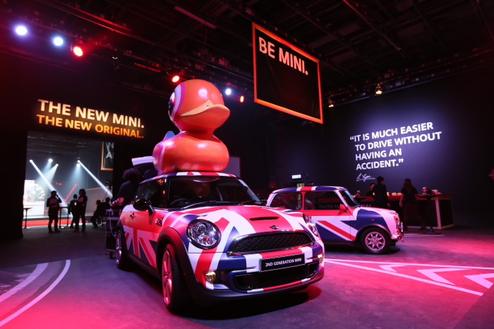 2nd Generation MINI (左), Classic Mini (右)