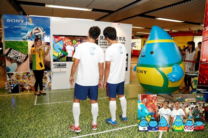 2) Sony Soccer Station Launch_Kitchee Team captains try Sony Xperia Z AR