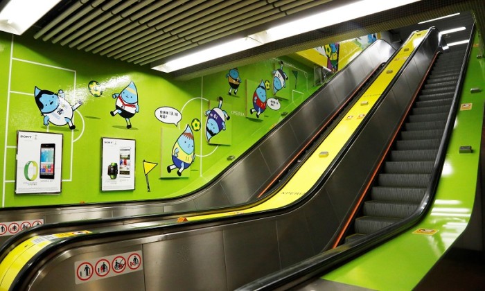 4) MongKok SONY Xperia Soccer Station_d