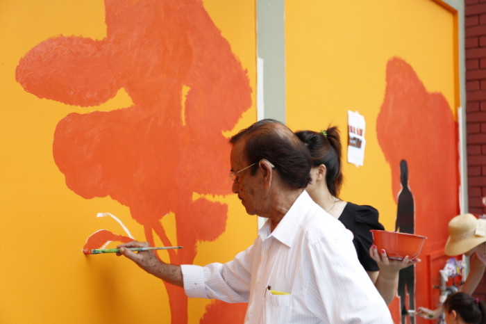 An elderly with a Denstu Aegis Network volunteer