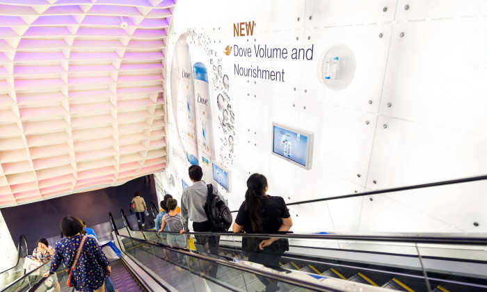 Dove showcases its products with the help of JCDecaux